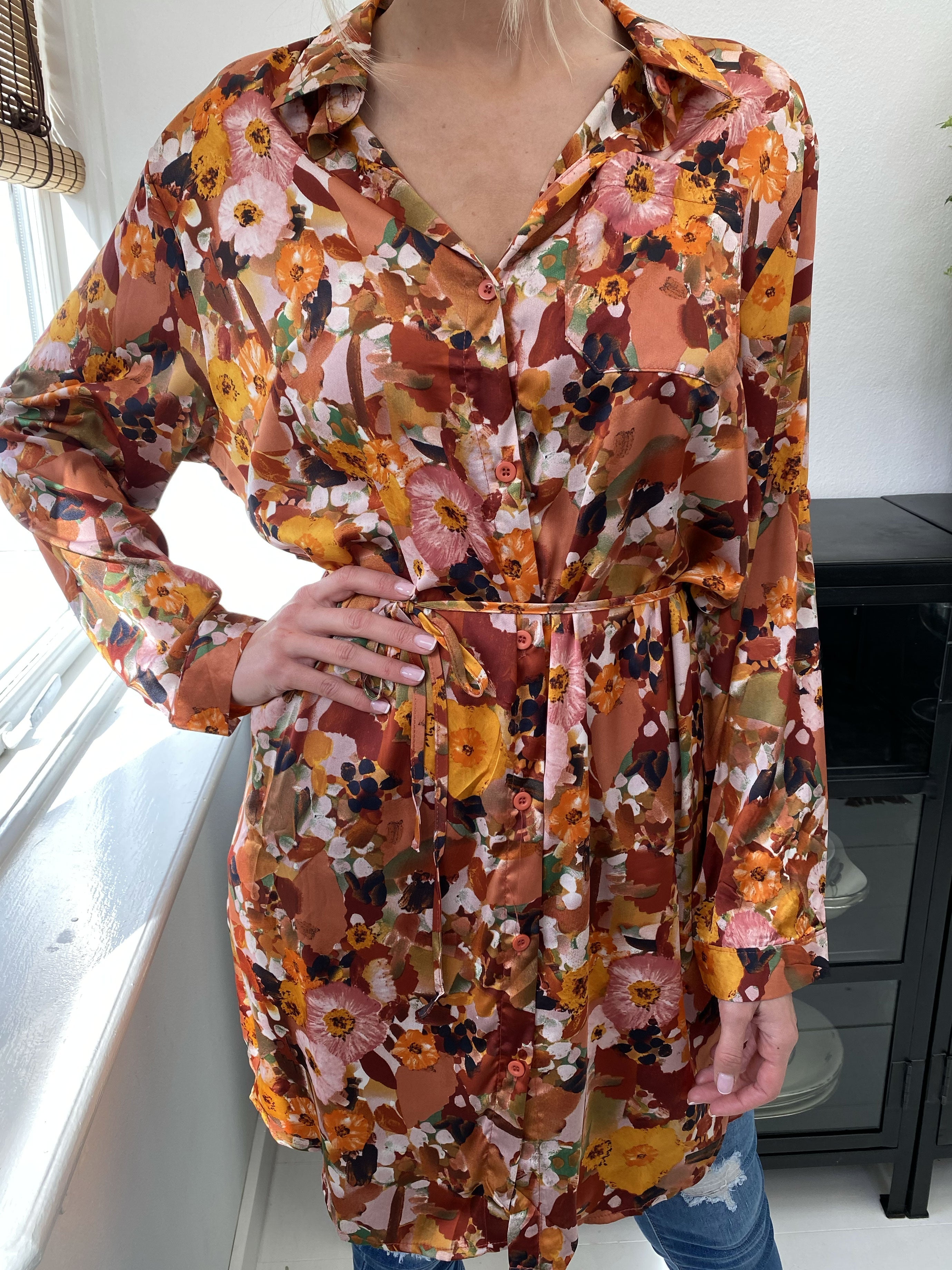 Marietia - Skjortklänning i silkeslook med blommigt tryck